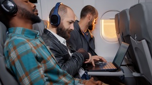 Home 7 Hat man im Flugzeug WLAN